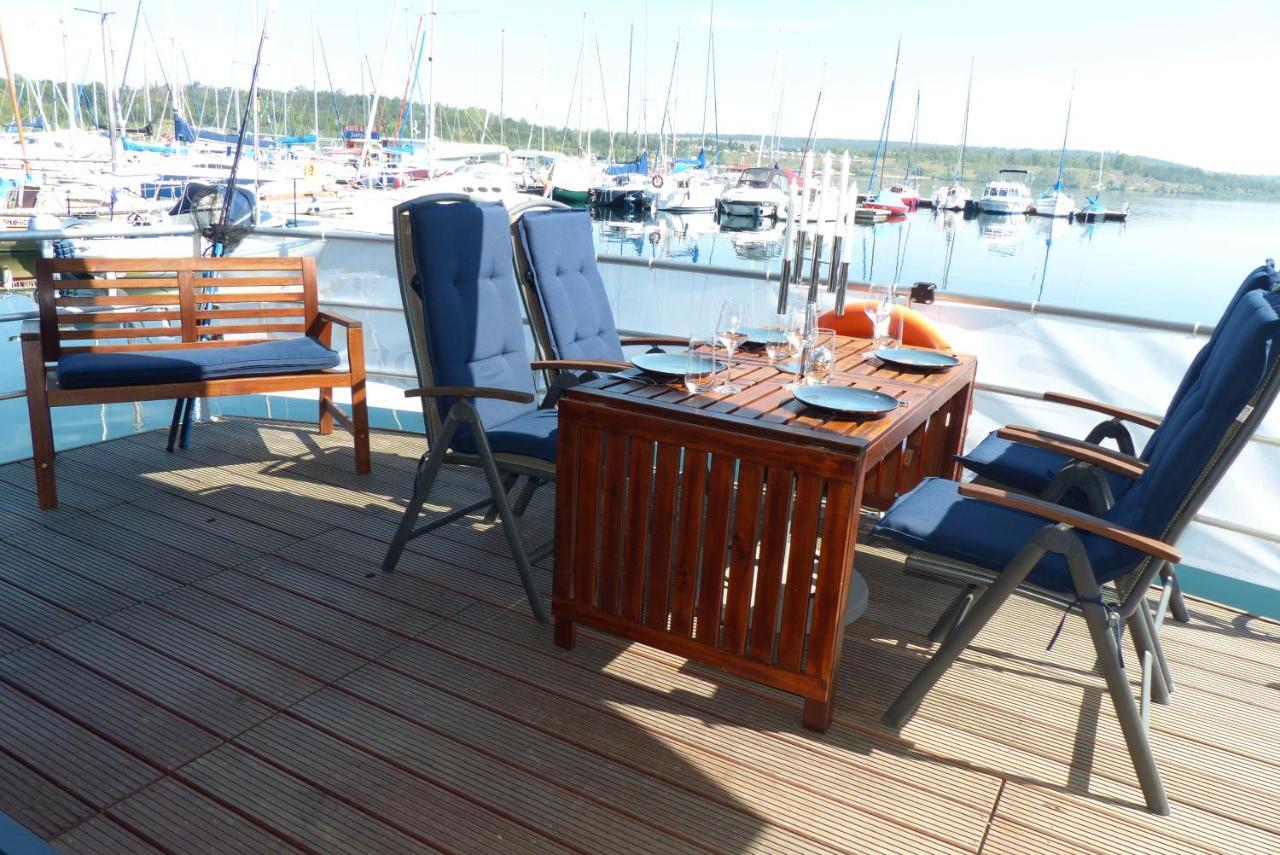 Hausboote Und Ferienhaeuser Marina Muecheln Mucheln Bagian luar foto